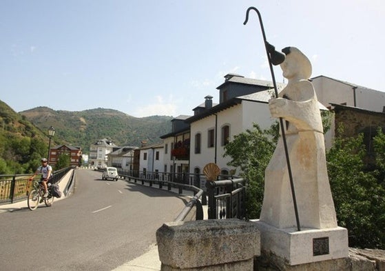 Imagen de la escultura del peregrino en Villafranca del Bierzo.