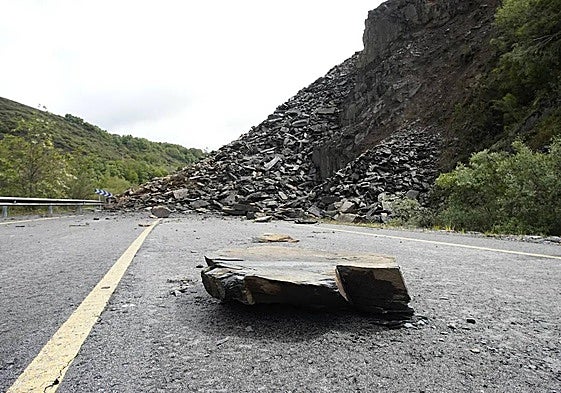 Imagen del derrumbe de rocas y tierra del talud que mantiene bloqueada al tráfico la CL-631 a la altura de Páramo del Sil.