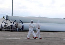 Trabajadores de LM Wind Power en la planta de La Llanada en Ponferrada.