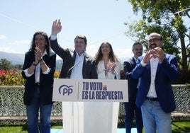 El presidente del PP de Castilla y León, Alfonso Fernández Mañueco (2I), durante el mitín y encuentro con alcaldes y afiliados del PP del Bierzo.