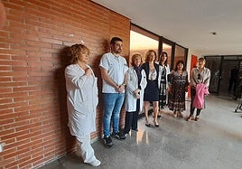 La directora general de Asistencia Sanitaria y Humanización junto a la gerente de la Gasbi (C), en su comparecencia en el Hospital del Bierzo.