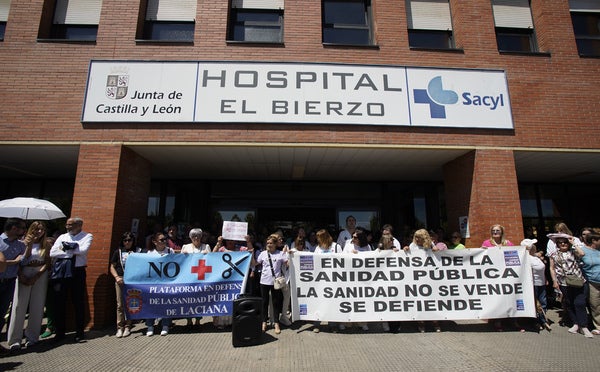 Concentración por la sanidad pública en el hospital El Bierzo de Ponferrada.