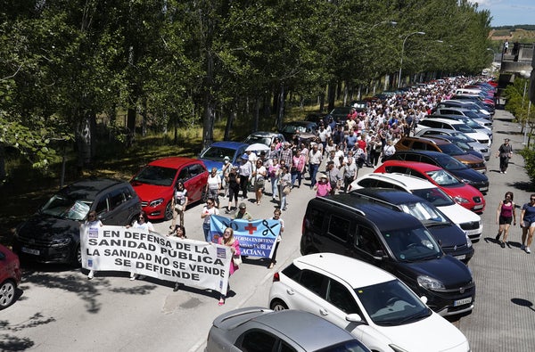 Concentración por la sanidad pública en el hospital El Bierzo de Ponferrada.