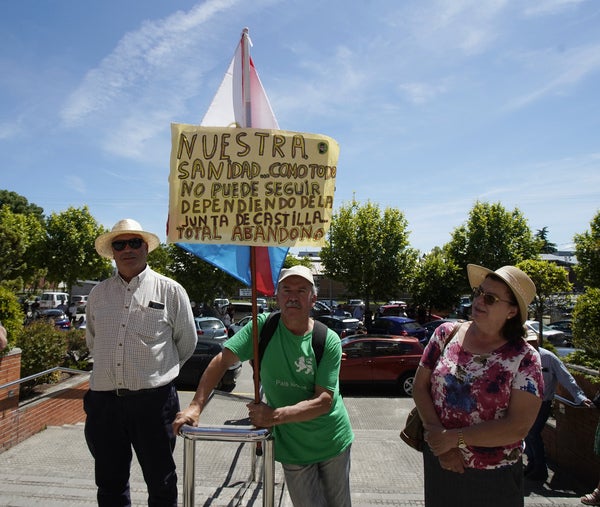 Concentración por la sanidad pública en el hospital El Bierzo de Ponferrada.