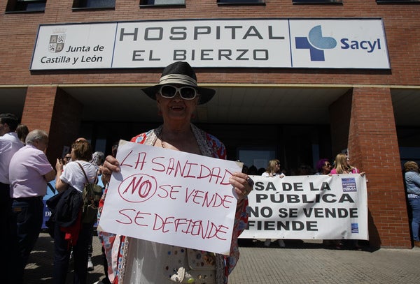 Concentración por la sanidad pública en el hospital El Bierzo de Ponferrada.