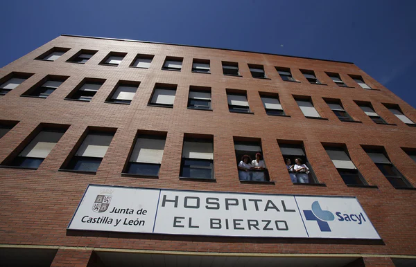 Concentración por la sanidad pública en el hospital El Bierzo de Ponferrada.