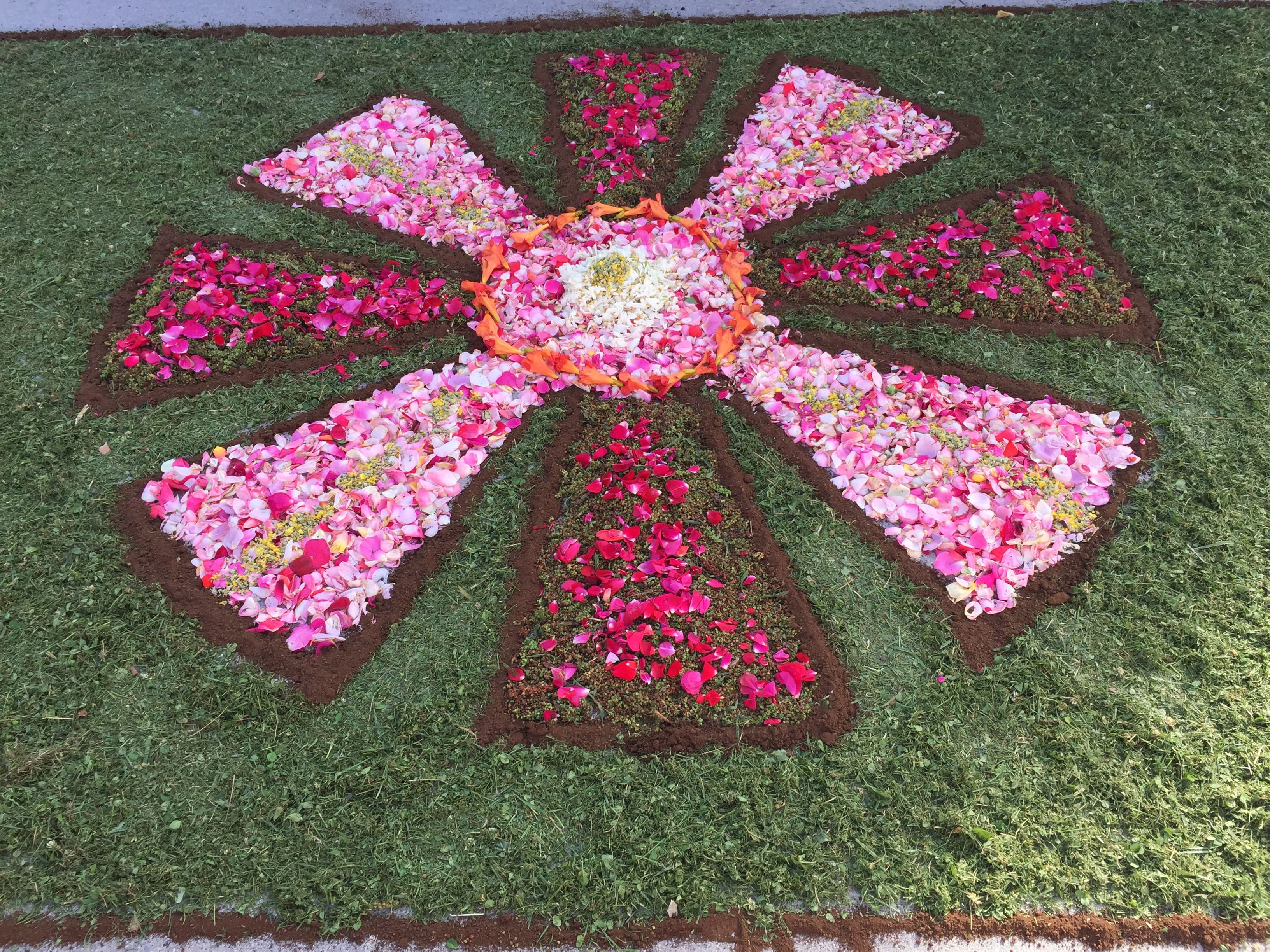 Las alfombras florales que llenaban las calles de color