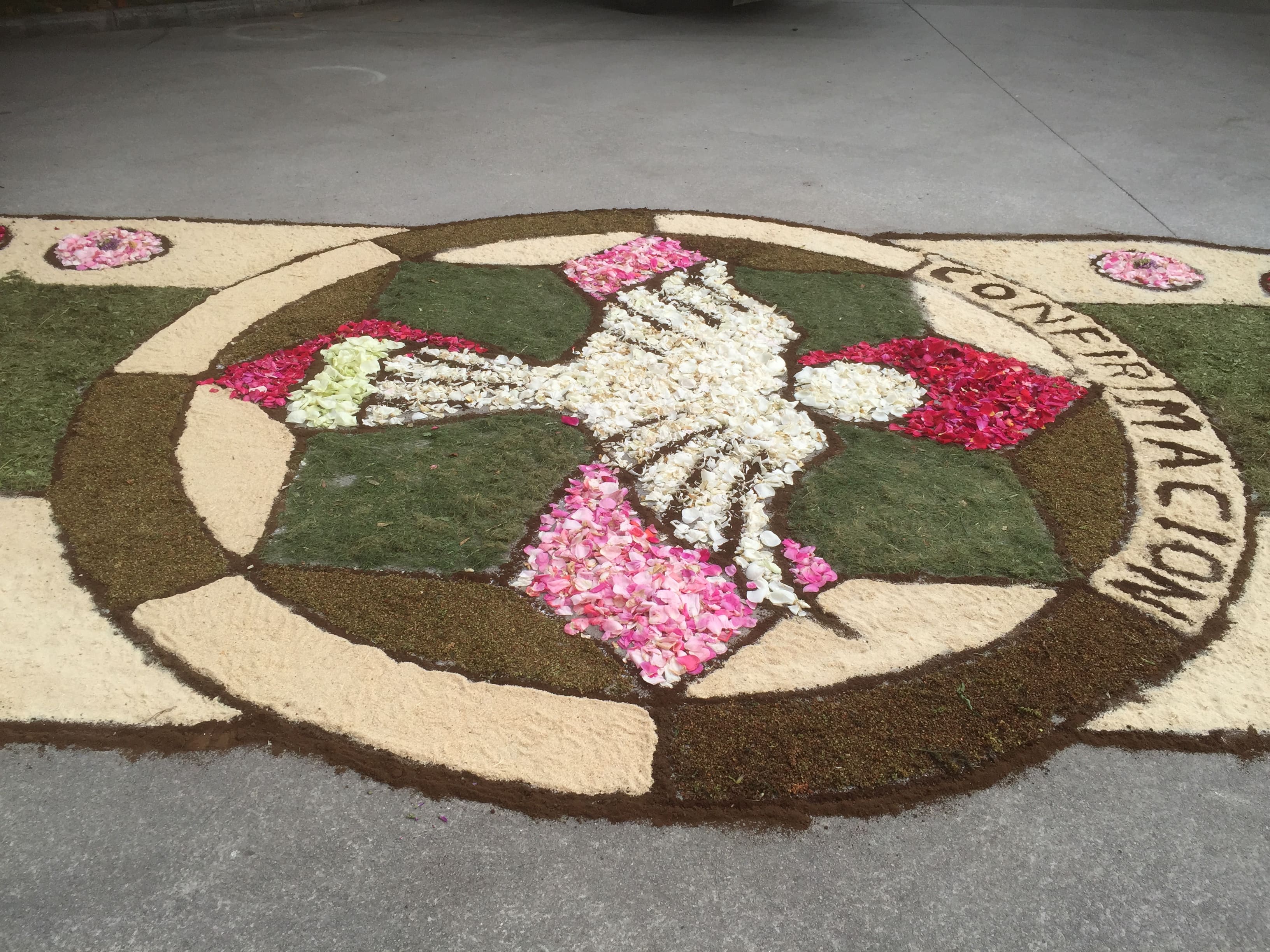 Las alfombras florales que llenaban las calles de color