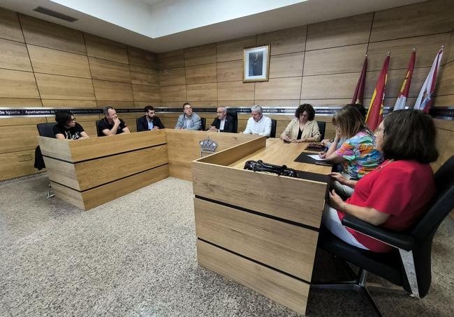 Imagen de la reunión en el salón de plenos del Ayuntamiento de Igüeña.