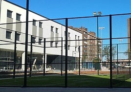 El Colegio Mayor de la ULE en Ponferrada cuenta con pista de pádel, entre otras instalaciones deportivas.