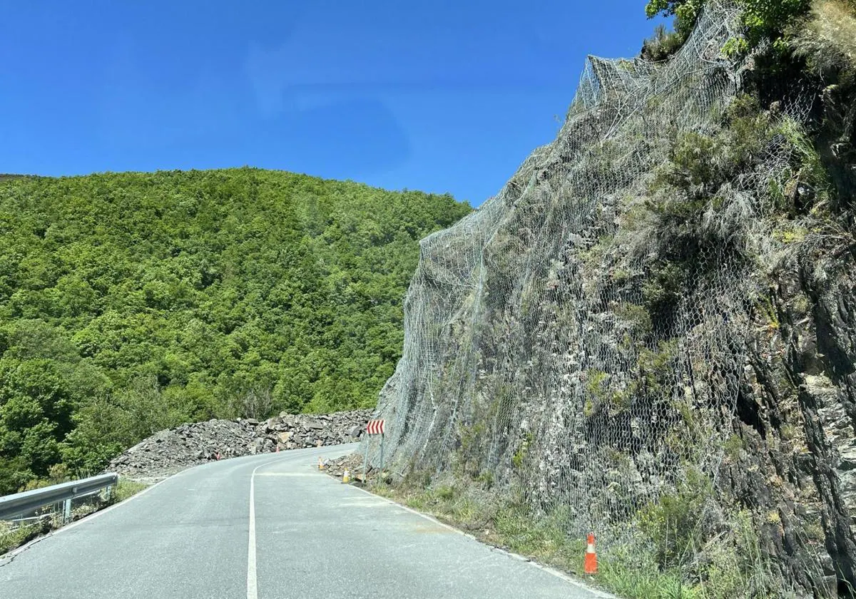 Los dos carriles de la carretera entre Fabero y Peranzanes están ya habilitados y las redes de contención instaladas.