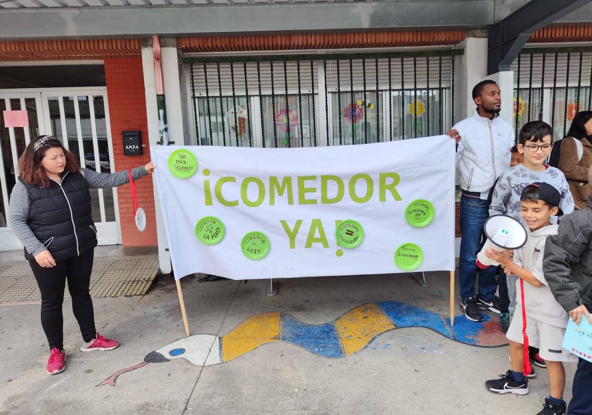 Sentada con bocadillo ante la Junta en Ponferrada para exigir un comedor escolar