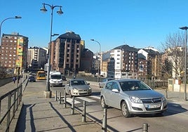 Tráfico en la avenida del Castillo de Ponferrada.