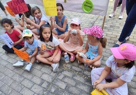 Los escolares del colegio de La Placa protagonizaron este lunes una sentada para comerse el bocata ante la sede de la Junta en Ponferrada.