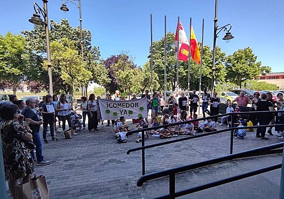 Imagen de la protesta del Ampa del colegio de La Placa frente a la sede de la Junta en Ponferrada.