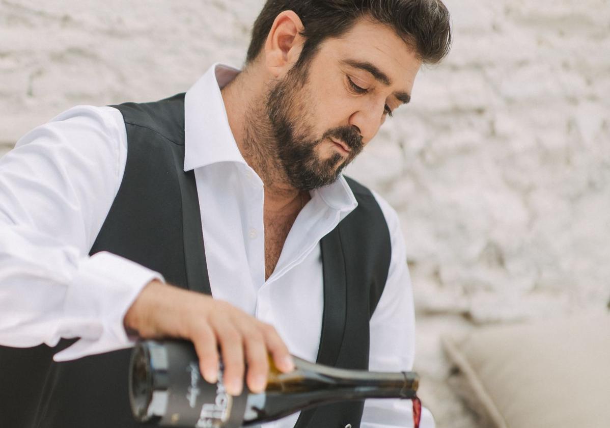 El cantante Antonio Orozco con su vino 'Pedacitos de ti 2019'.