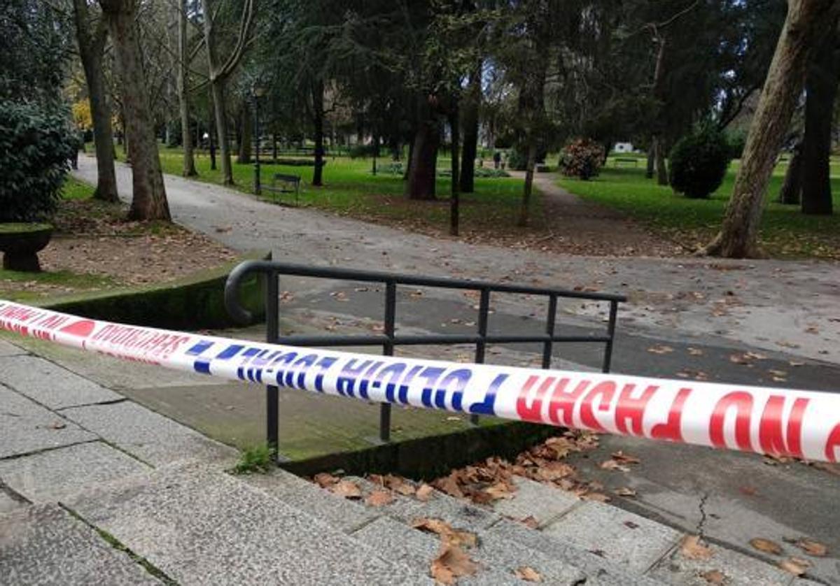 Imagen del parque del Plantío de Ponferrada cerrado al público.