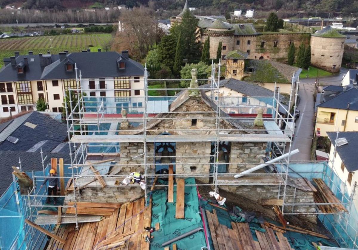 Imagen principal - Obras de restauración de la iglesia de Santiago de Villafranca del Bierzo.