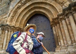 Peregrinos ante la puerta del Perdón de la iglesia de Santiago de Villafranca del Bierzo, uno de los escenarios de la exposición.