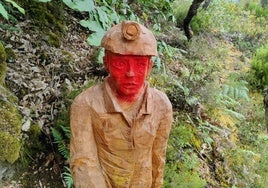 Los vándalos pintaron de rojo la cara de la figura de un minero en la senda mágica El Fontanal.