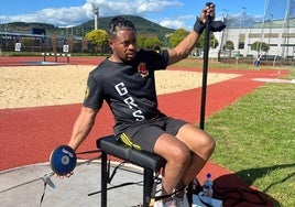 El atleta ponferradino Wilson Do Rosario, en uno de sus entrenameintos en las pistas Colomán Trabado de la capital berciana.