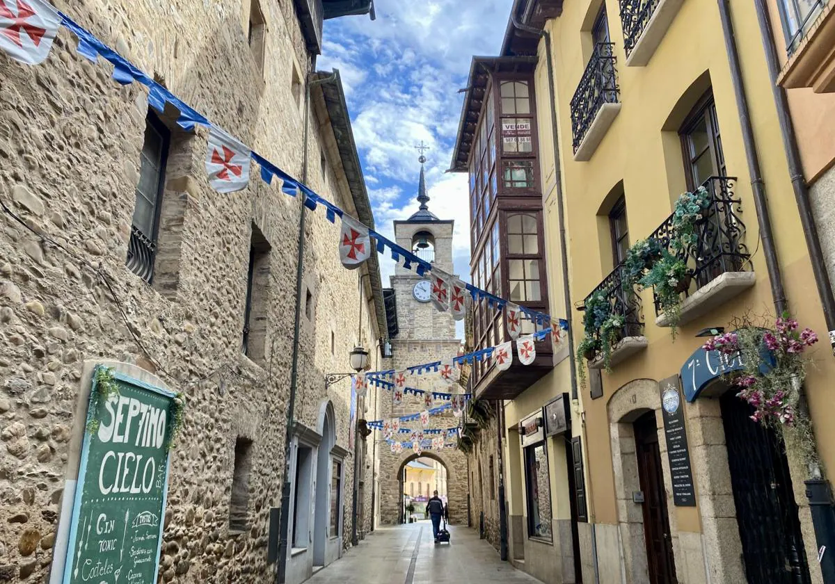 La Calle del Reloj vestida con emblemas templarios.