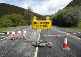 La carretera CL-631 entre Ponferrada y Villablino está cortada debido al derrumbe de un talud en Páramo del Sil.