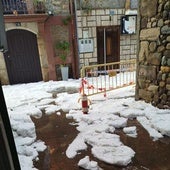 Una intensa granizada deja una estampa invernal en Cacabelos