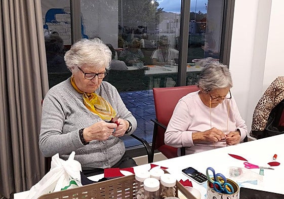 Mujeres cosiendo en el taller de terapia de la residencia.