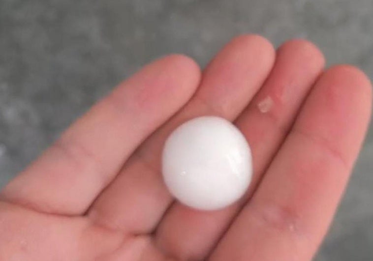 Imagen de una de las piedras de la granizada caída en la localidad berciana de Villadepalos.