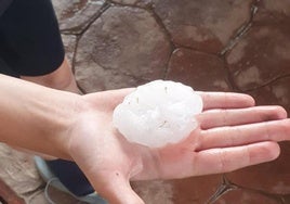 Imagen de una de las piedras de granizo caídas en el Bierzo en la tarde del martes 25 de junio.