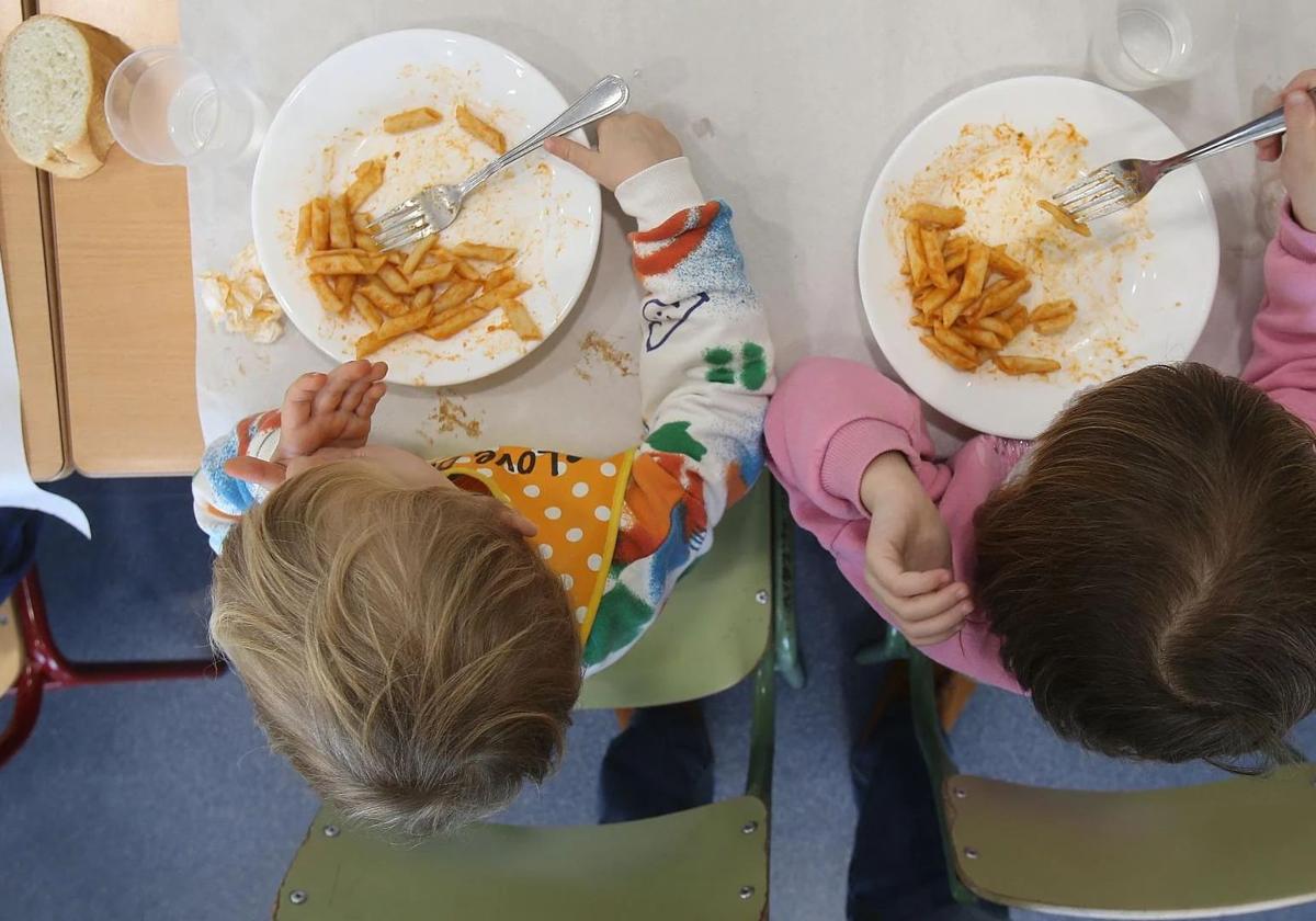 Imagen de archivo de dos niños en un comedor escolar.