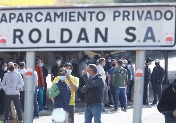 Imagen de archivo de trabajadores de Roldán en las inmediaciones del aparcamiento de la factoría.