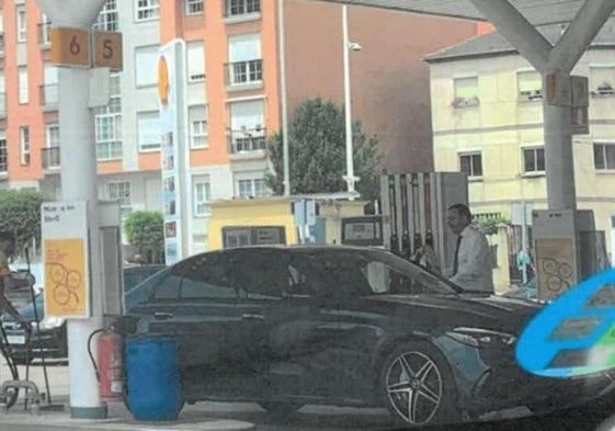 Juan González Herrero fue visto en una gasolinera de Ponferrada repostando con un coche de alta gama.