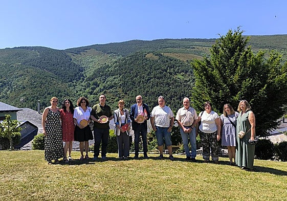 Los representantes comarcales visitaron el Ayuntamiento de Peranzanes.