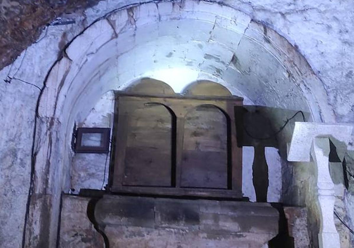 Altar en la Cueva-Ermita de San Tirso.