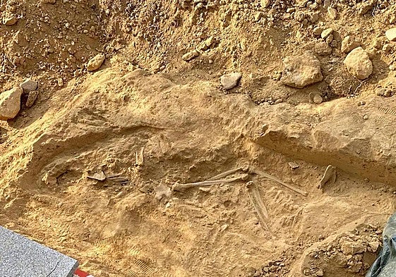 Imagen de archivo de los restos de una víctima de la dictadura localizados en el cementerio de Fuentesnuevas.