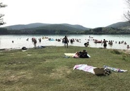 Imagen de archivo de la playa fluvial del Lago de Carucedo.