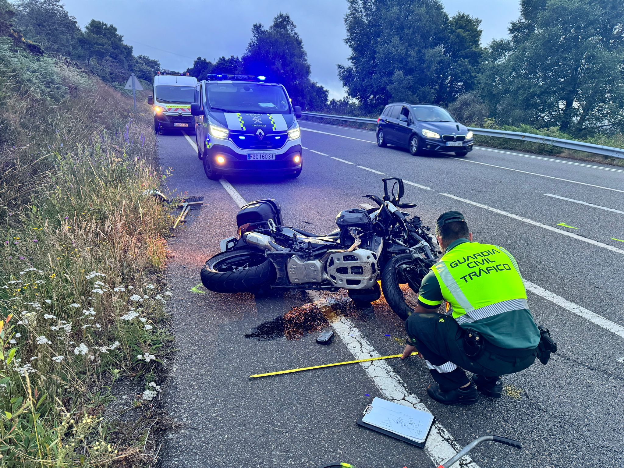 Imagen del accidente y la gasolina vertida.