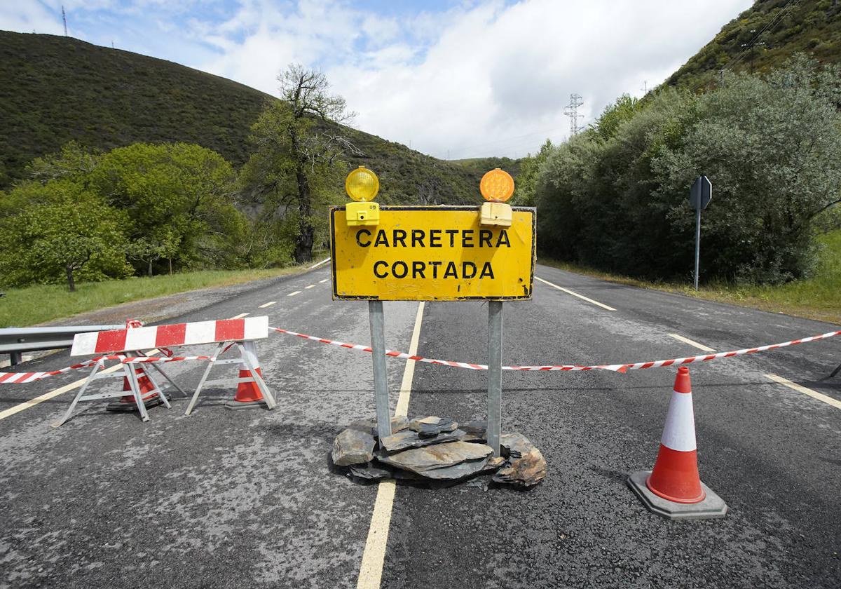 La carretera CL-631 ha permanecido dos meses cortada al tráfico de vehículos a la altura de Páramo del Sil.