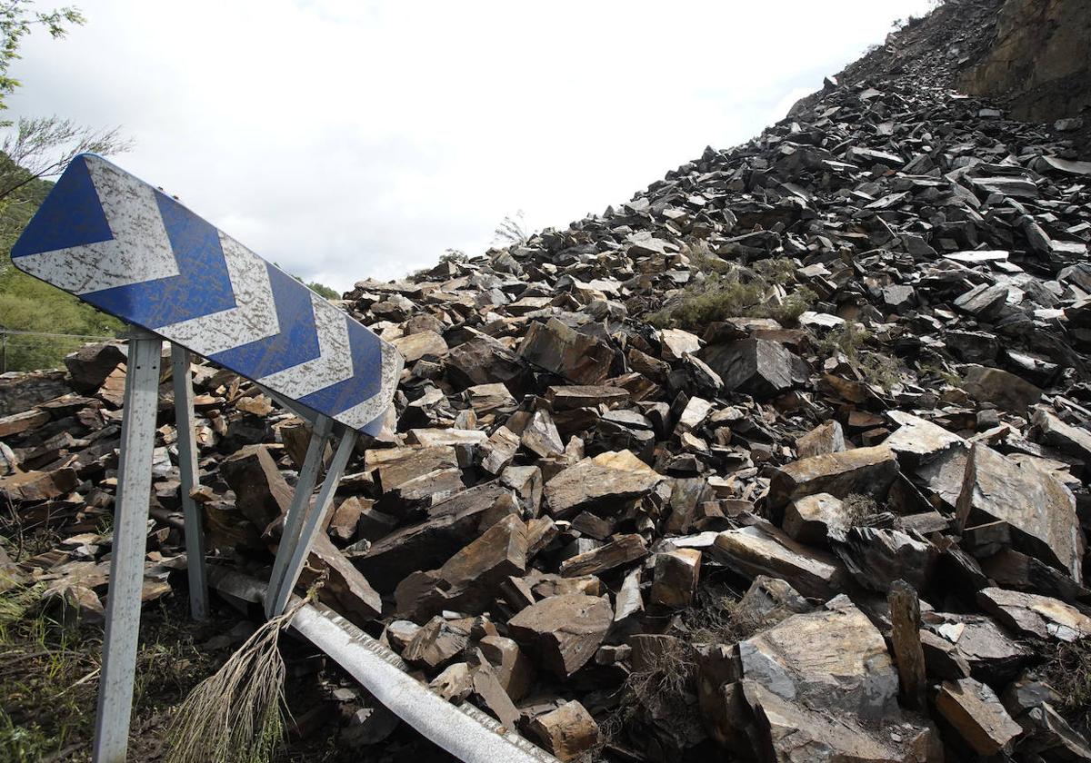 Imagen del derrumbe del talud sobre la calzada de la carretera CL-631.