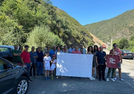 Protesta de los vecinos de los barrios de Las Eras y Puente Romano de Páramo del Sil.
