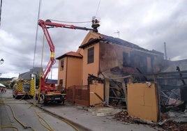 Imagen de la vivienda incendiada en Cacabelos