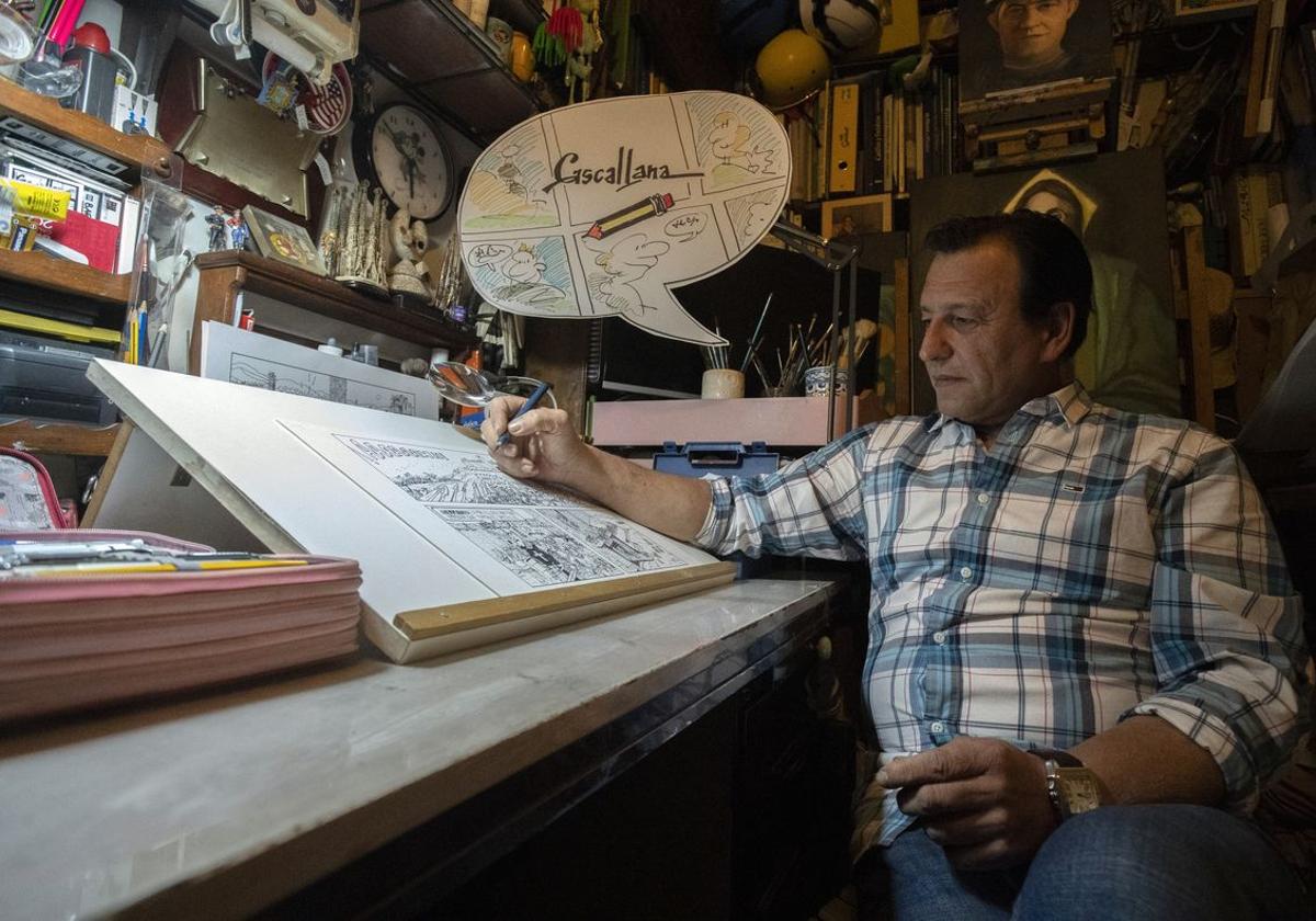 El dibujante Manolo Cascallana en su estudio de Ponferrada.