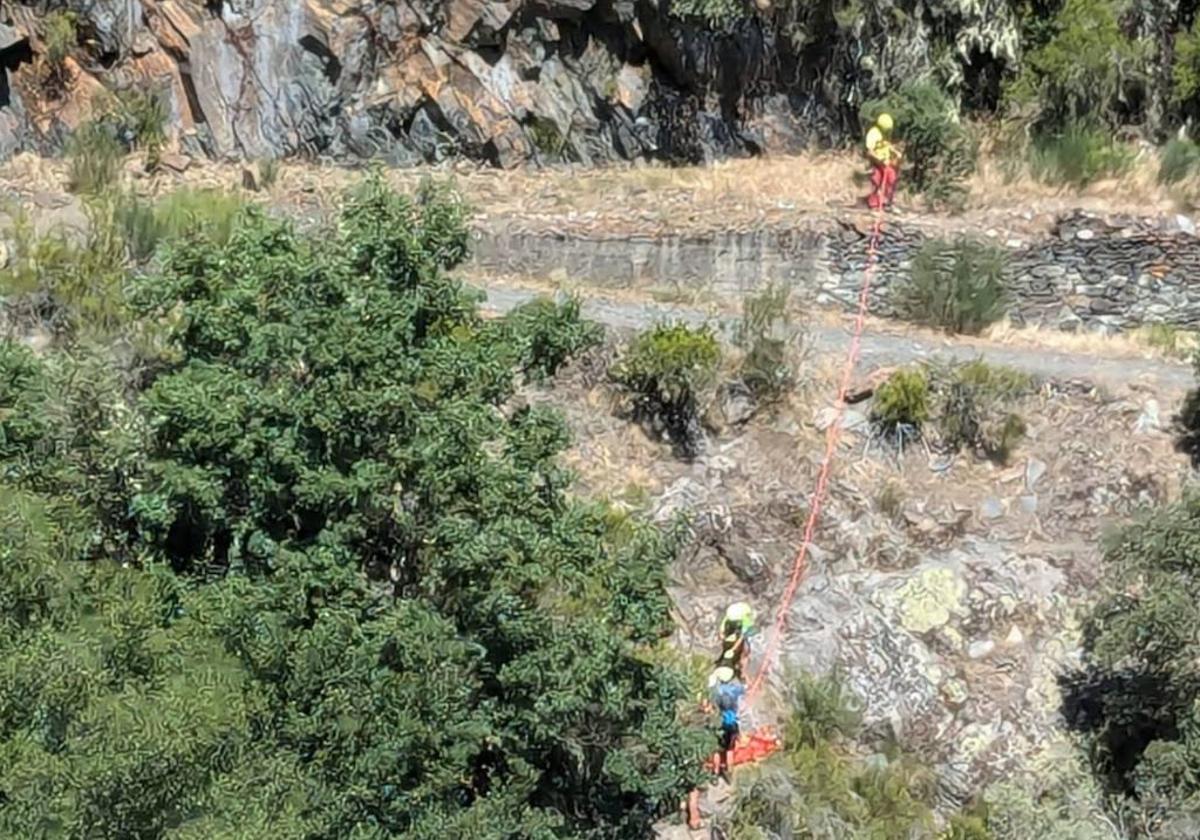 Evacúan en helicóptero a una ciclista que cayó al río por un desnivel