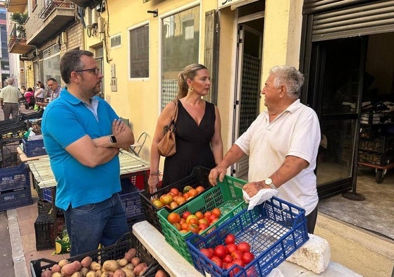 Los concejales de Vox Ponferrada se reunieron con comerciantes del mercadillo municipal.