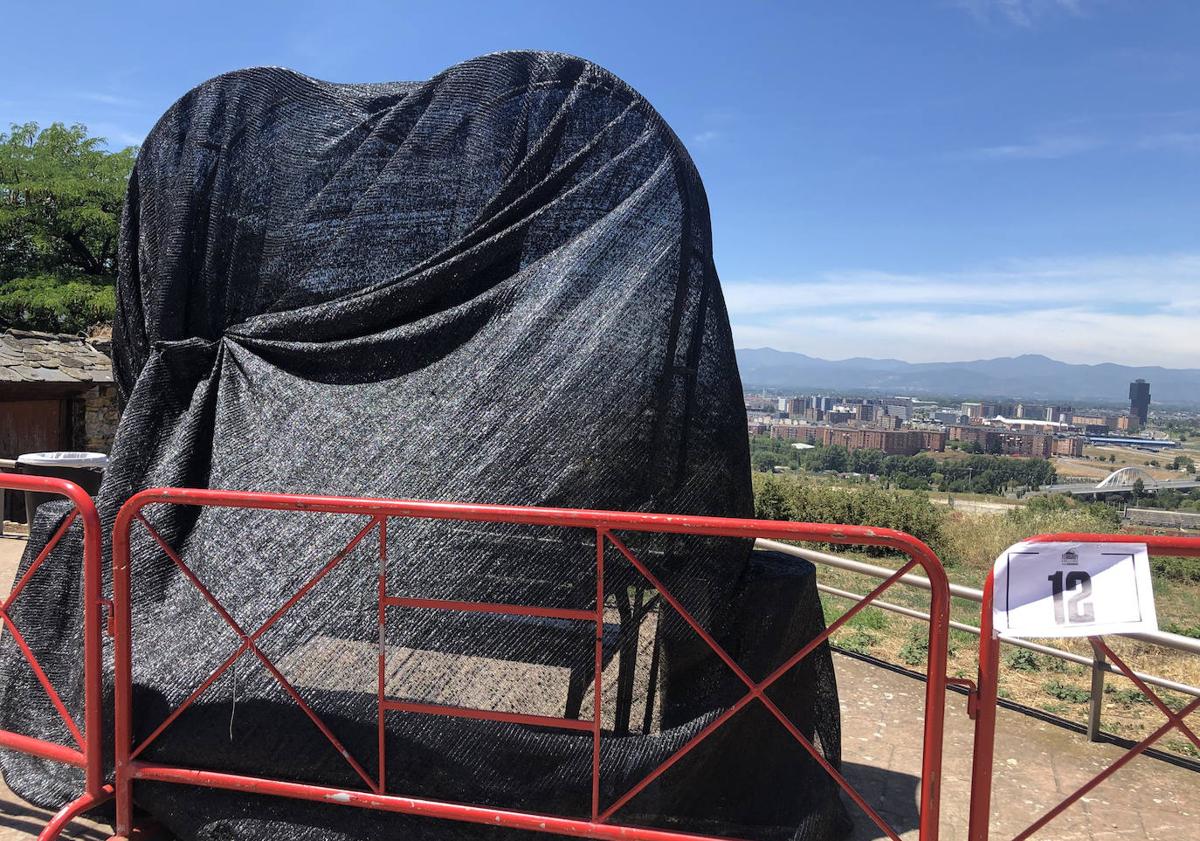 Imagen principal - El banco del amor ofrece unas inmejorables vistas a la ciudad de Ponferrada.