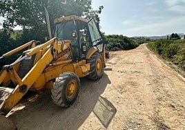 Las máquinas ya están preparadas para iniciar los trabajos de asfaltado en el camino Escaril.