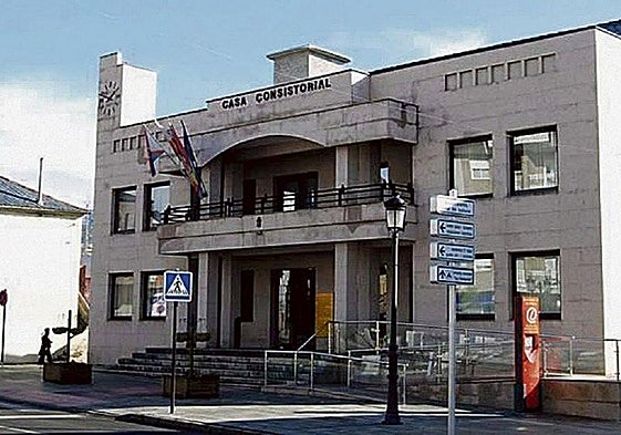 Imagen del Ayuntamiento de Fabero donde tendrá lugar el encierro.