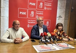 El portavoz del PSOE de Ponferrada, Olegario Ramón (C), en una comparecencia.